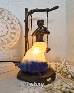 Lampe ancienne Art Nouveau bronze et verre femme à la balançoire