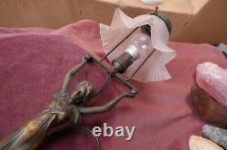 Lampe art nouveau femme en bronze, H 48cm, poids 2kg, fonctionne