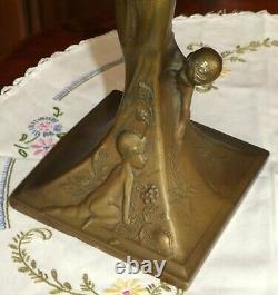 Lampe pied en bronze à décor de Femme enfants style Art Nouveau abat jours perle