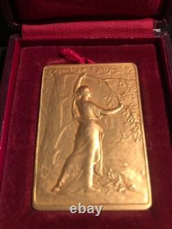 Medaille plaque art nouveau par crun femme