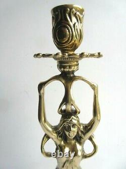 Pied de lampe Art Nouveau, bronze doré, Femme tenant sur sa tête un bougeoir