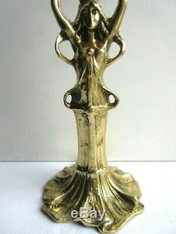 Pied de lampe Art Nouveau, bronze doré, Femme tenant sur sa tête un bougeoir