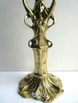 Pied de lampe Art Nouveau, bronze doré, Femme tenant sur sa tête un bougeoir