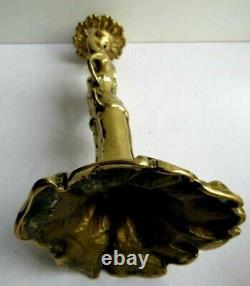 Pied de lampe Art Nouveau, bronze doré, Femme tenant sur sa tête un bougeoir