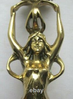 Pied de lampe Art Nouveau, bronze doré, Femme tenant sur sa tête un bougeoir