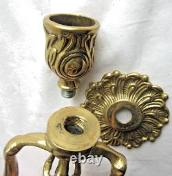 Pied de lampe Art Nouveau, bronze doré, Femme tenant sur sa tête un bougeoir
