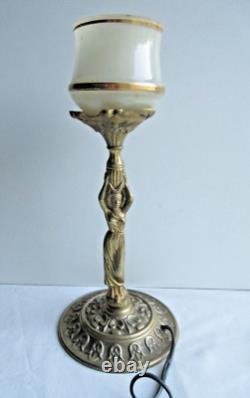 Pied de lampe Art Nouveau, bronze doré, Femme tenant sur sa tête une lampe