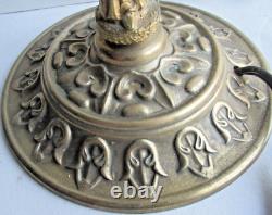 Pied de lampe Art Nouveau, bronze doré, Femme tenant sur sa tête une lampe