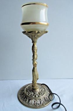 Pied de lampe Art Nouveau, bronze doré, Femme tenant sur sa tête une lampe