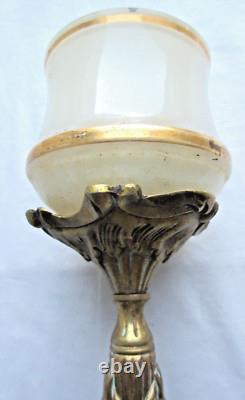 Pied de lampe Art Nouveau, bronze doré, Femme tenant sur sa tête une lampe