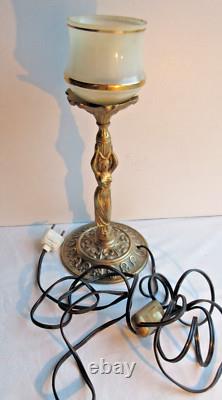 Pied de lampe Art Nouveau, bronze doré, Femme tenant sur sa tête une lampe