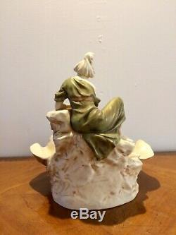 Royal Dux. Coupe en porcelaine polychrome et dorée Femme à la cruche Art Nouveau