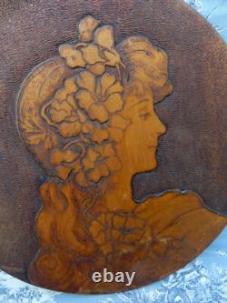Sculpture Bois bas Relief Art Nouveau Femme aux fleurs 39,5cm signé A Valois