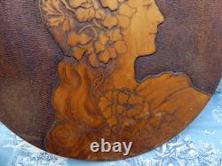Sculpture Bois bas Relief Art Nouveau Femme aux fleurs 39,5cm signé A Valois
