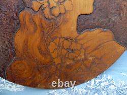 Sculpture Bois bas Relief Art Nouveau Femme aux fleurs 39,5cm signé A Valois