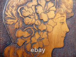 Sculpture Bois bas Relief Art Nouveau Femme aux fleurs 39,5cm signé A Valois
