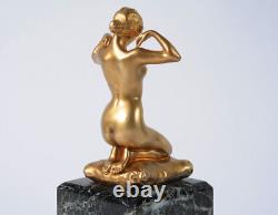 Sculpture en bronze Art Nouveau signée Paul Ponsard. Femme nue sur un coussin