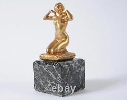 Sculpture en bronze Art Nouveau signée Paul Ponsard. Femme sur un coussin