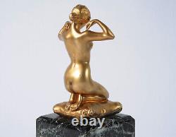 Sculpture en bronze Art Nouveau signée Paul Ponsard. Femme sur un coussin