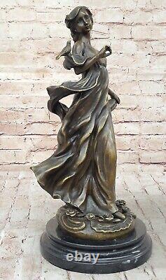 Statue En Bronze Art Nouveau De Femme Élégante Tenant Un Oiseau Pour La Cheminée