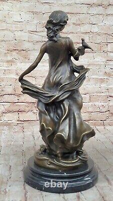 Statue En Bronze Art Nouveau De Femme Élégante Tenant Un Oiseau Pour La Cheminée