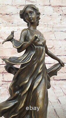 Statue En Bronze Art Nouveau De Femme Élégante Tenant Un Oiseau Pour La Cheminée