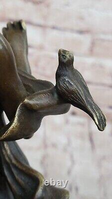 Statue En Bronze Art Nouveau De Femme Élégante Tenant Un Oiseau Pour La Cheminée