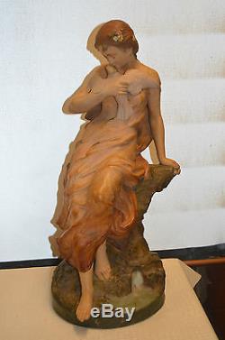 Statue Femme Avec Une Colombe En Terre Cuite Signe Foretay N°971