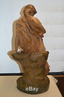 Statue Femme Avec Une Colombe En Terre Cuite Signe Foretay N°971