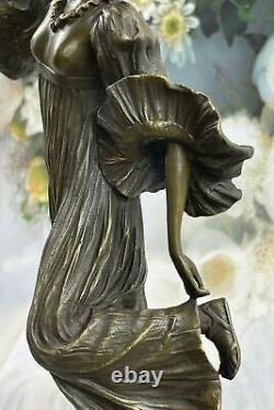 Statue Sculpture Victoire Femme Art Déco Style Art Nouveau Style Bronze Massif