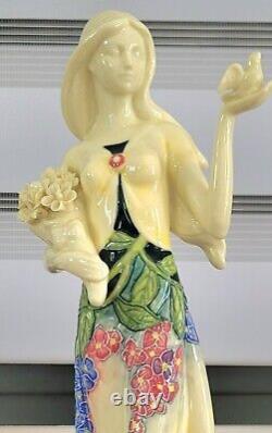 Statue de femme en porcelaine Art Nouveau signée Décors du Galion