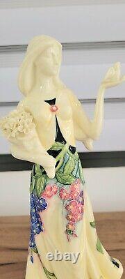 Statue de femme en porcelaine Art Nouveau signée Décors du Galion