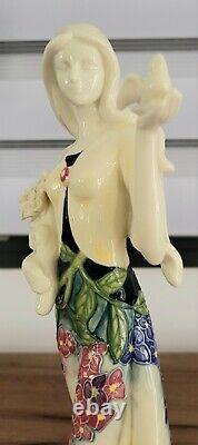 Statue de femme en porcelaine Art Nouveau signée Décors du Galion