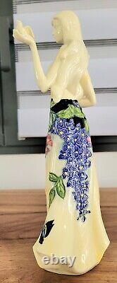 Statue de femme en porcelaine Art Nouveau signée Décors du Galion