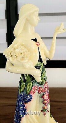 Statue de femme en porcelaine Art Nouveau signée Décors du Galion