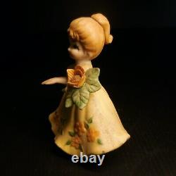 Statue figurine femme dame fleur printemps vintage céramique porcelaine N6615