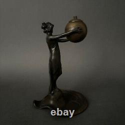Statuette 1900 Art Nouveau en étain ou régule femme portant une boule M3433
