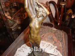 Statuette femme bronze art nouveau signée Betlen, modele rare, H en tout 53cm