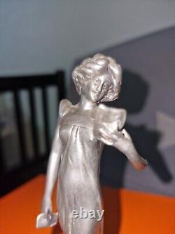 Sujet étain Art Nouveau Edles Zinn représentant une jeune femme au carnet H6177
