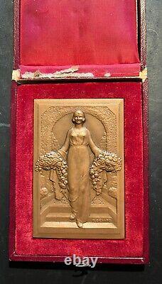 Superbe médaille plaquette bronze Art Nouveau Femme aux fleurs R BENARD