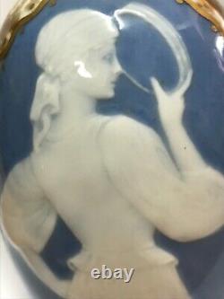 Vase en porcelaine de Limoges art nouveau Femme à la cymbale signé TOM TBE