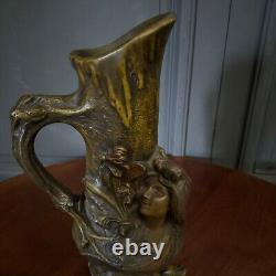 Vase pichet Art Nouveau en régule profil de femme par E. Grego L8700