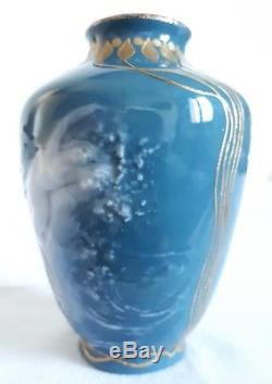 Vase porcelaine pâte sur pâte décor femme 1900 Art Nouveau