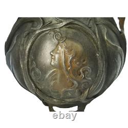 Vase sculpté art nouveau visages de femmes et fleurs en métal ou régule